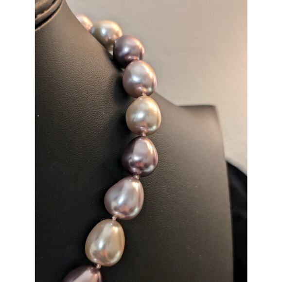 Lavender Cream Large Chunky Faux Pearl Magnetic Clasp Necklace & Bracelet Set - Picture 5 of 10